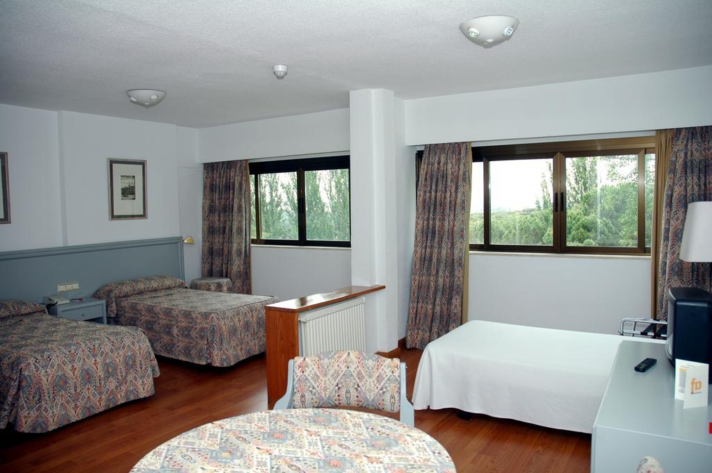 Hotel Escuela Madrid Chambre photo